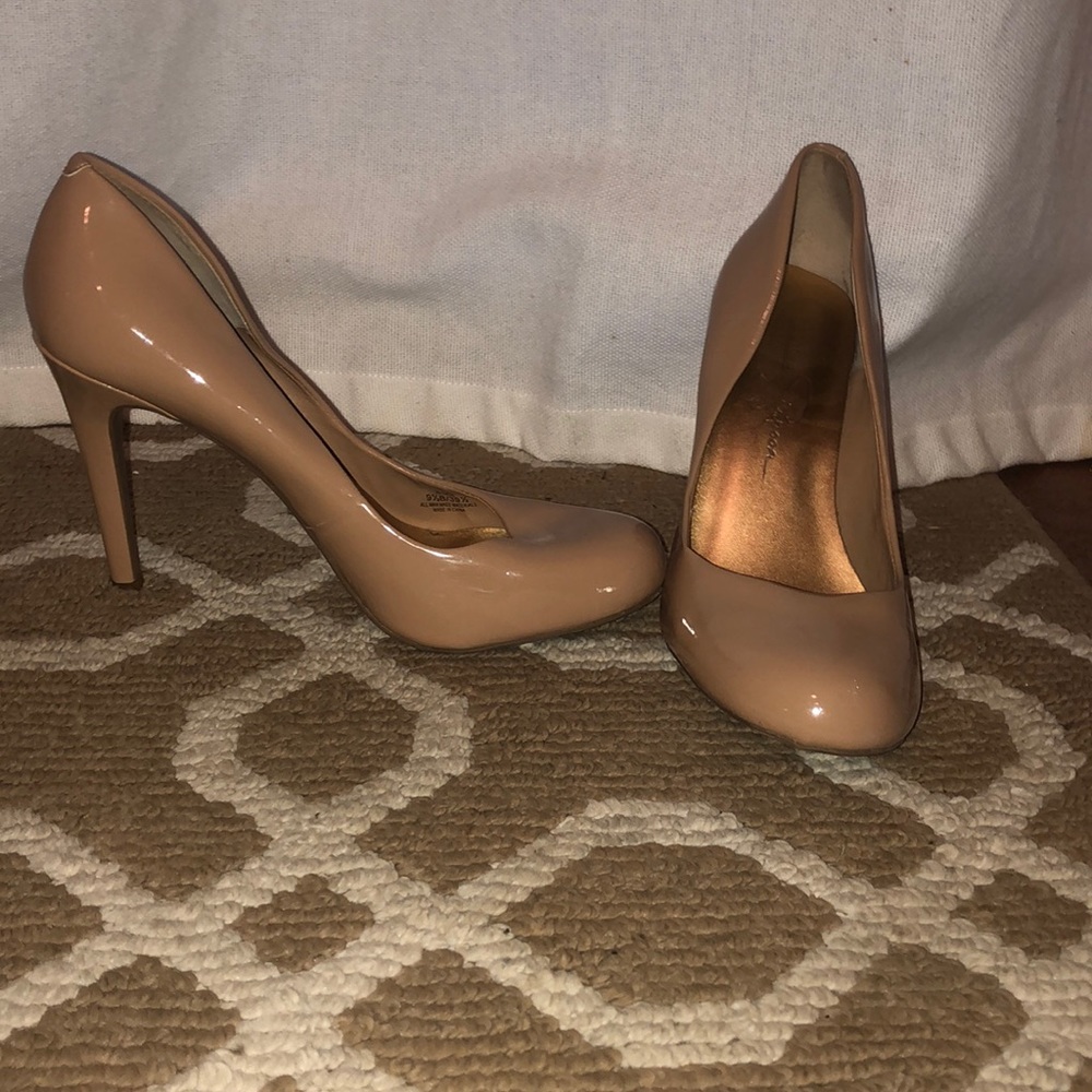 Jessica Simpson nude pumps